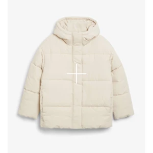 Beige vinterjacka  - En vinterjacka från monki som köptes förra året. Fint skick på jackan, skriv privat för fler bilder. (Pris kan diskuteras)