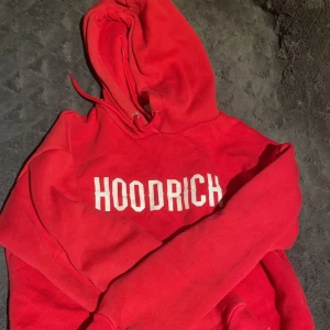 Hoodrich  - en jättefin röd hoodrich tröja köpt på jd ❤️använd fåtal ggr, har oxå byxorna till som säljs för 550 oxå, eller 800 för båda skriv privat för fler bilder och på byxorna, kan gå ner i pris vid snabb affär!