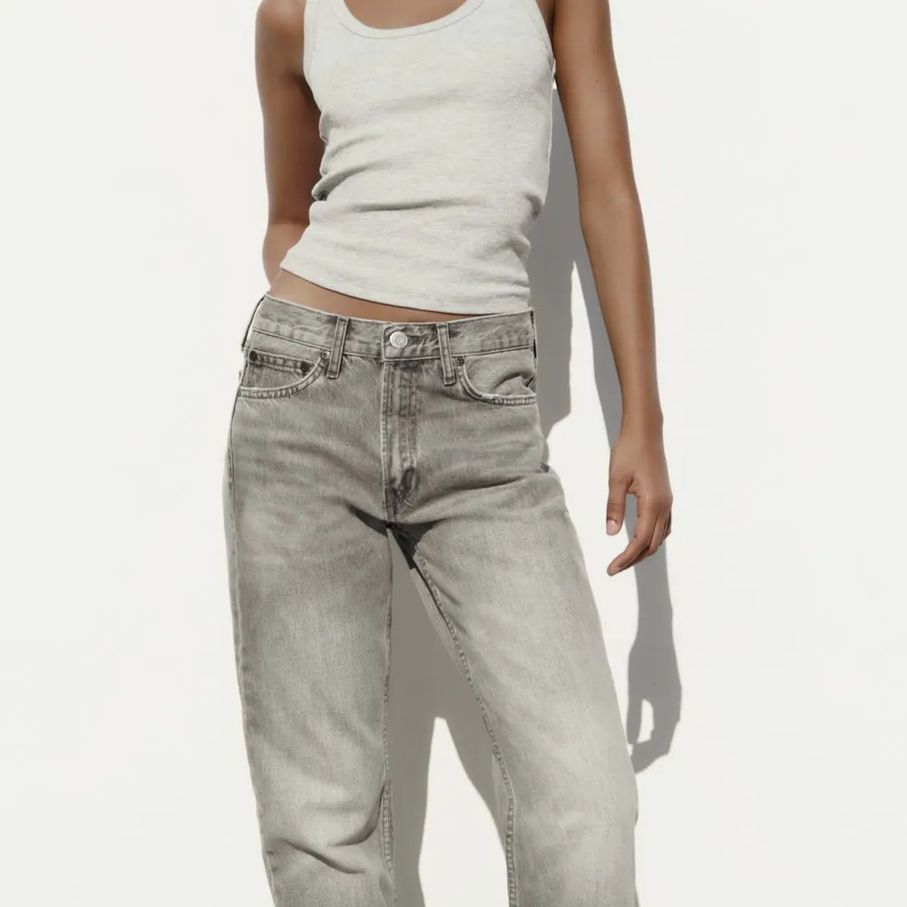 Super snygga grå jeans från zara i fint skick!! Hör av dig vid funderingar😃 Passa på nu under plicks yellow week med gratis frakt!!. Jeans & Byxor.