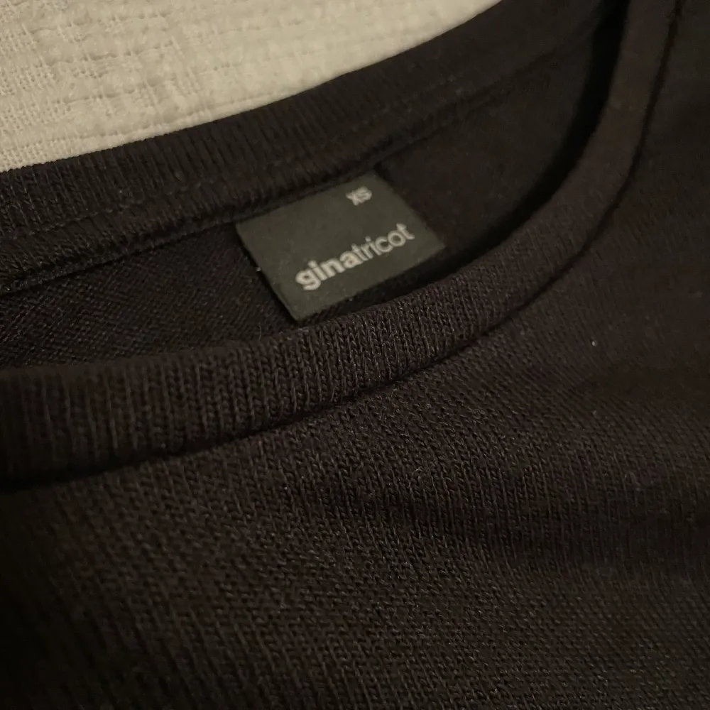 Tunnstickad svart blus/tröja med detalj i ärmslut. Storlek XS i gott skick.. Tröjor & Koftor.