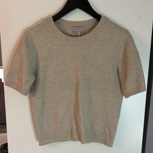Stickad  - Säljer denhär fina trekvarts tröjan från h&m eftersom att den är för liten för mig! Använd två till tre gånger, är i nyskick och är en jätte skön tröja! 