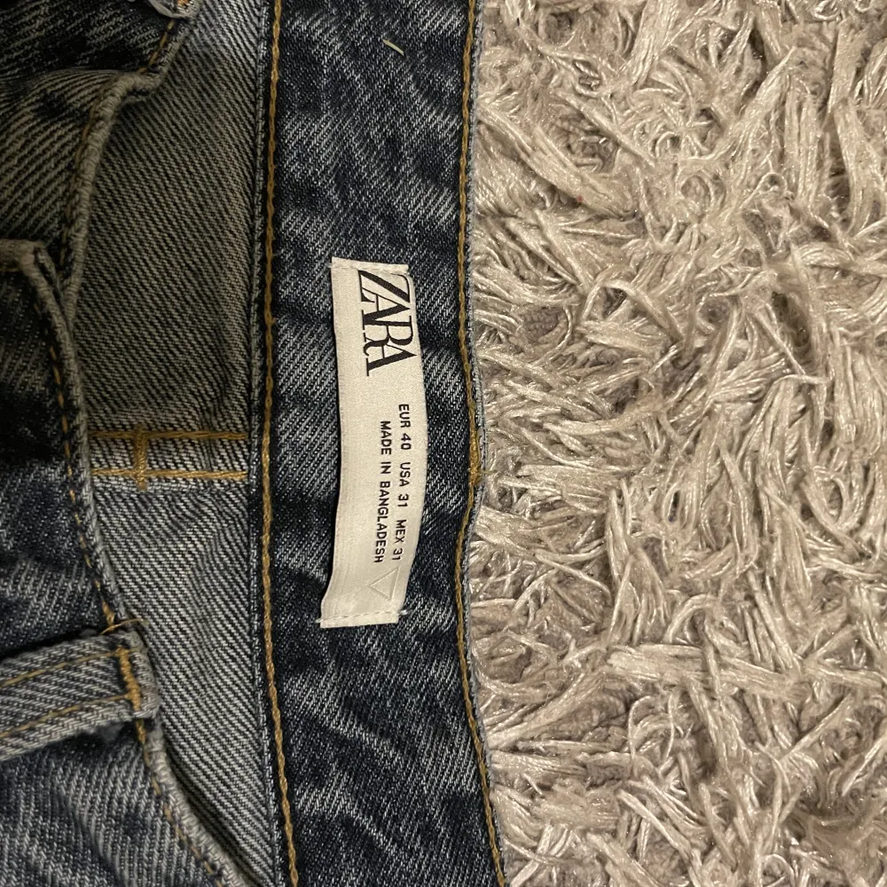 Ett par riktigt snygga Zara jeans som är använda men har inga synpunkter av skador . Jeans & Byxor.