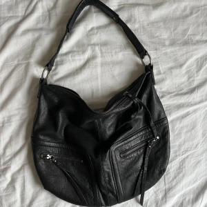 Svart väska  - Svart så fin väska!! 