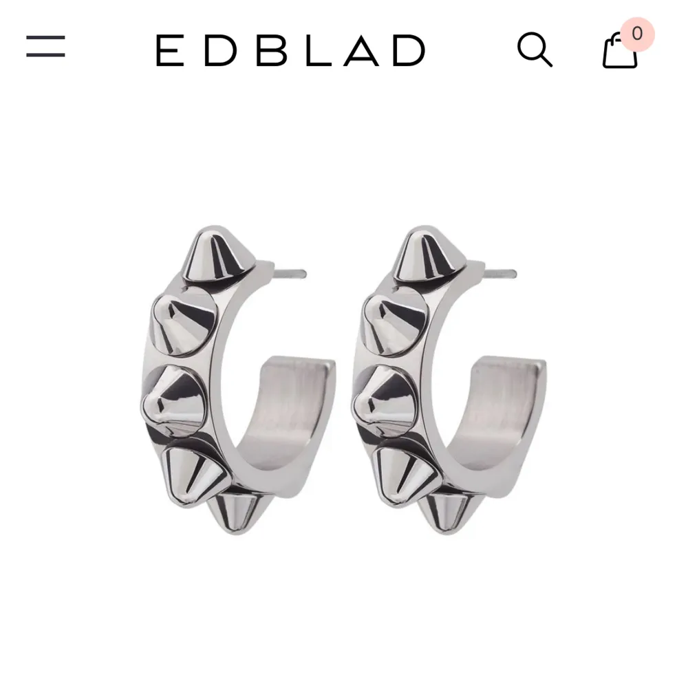 Hej ! 💕 Säljer nu dessa silvriga peak örhängena från Edblad. Jättesnygga och trendiga!  Ordinarie pris : 399 kr Änvänt sparsamt & asken medföljer.. Accessoarer.