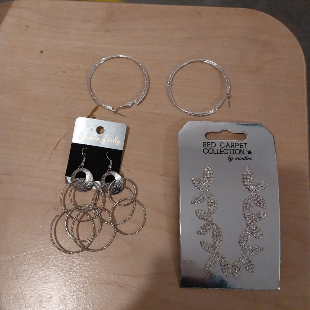 Ett kit med 3 par örhängen i silver, från olika ställen, oanvända. . Accessoarer.