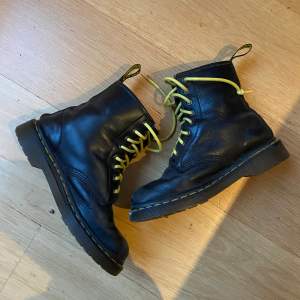 Dr Martens boots i storlek 38/39. De är använda men i bra kvalitet. (Nypris ca 1500)