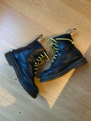 Dr Martens boots - Dr Martens boots i storlek 38/39. De är använda men i bra kvalitet. (Nypris ca 1500)
