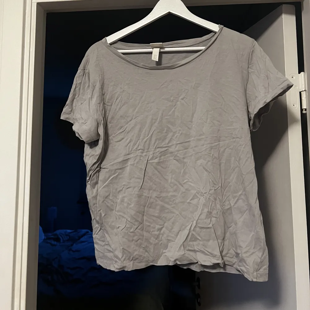 En grå/beige tshirt ifrån H&M i storlek M. Den är i använt skick men inga hål ele fläckar. ❤️  100% bomull🫶🏻. T-shirts.