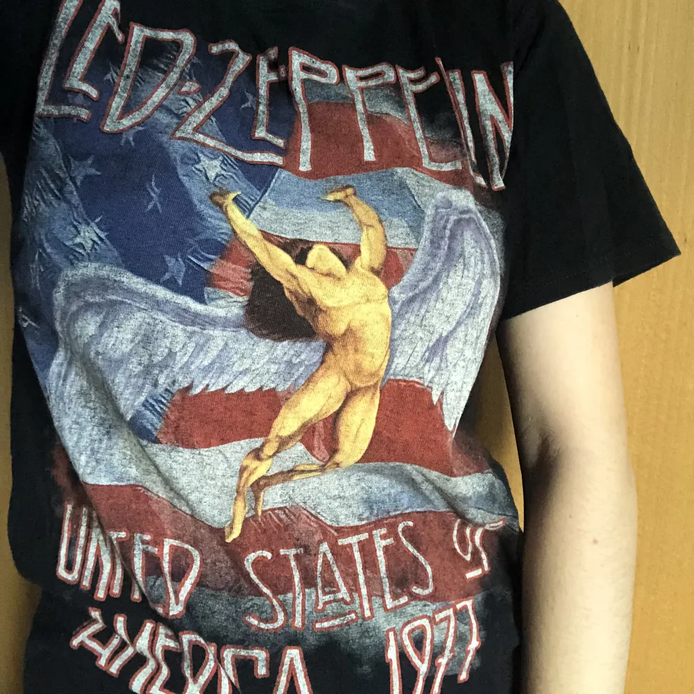 Vintage t-shirt köpt på Beyond Retro, med Led Zeppelin - tryck på. Bra skick.. T-shirts.