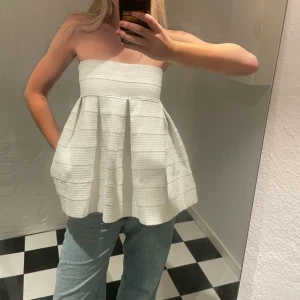 Söt topp🫶🏼 - Supersöt topp från hm🫶🏼🫶🏼storlek m men passar mig som vanligtvis har XS/S❤️❤️