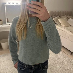 Stickad tröja  - Säljer denna stickade tröja från zara då den aldrig används. Är storlek 158-164 men passar nån som är xxs-xs och kanske S. Jag är ungefär 1,63. Inga defekter eller så❤️