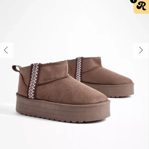Uggs  - Säljer dessa uggs från Boohoo då dom är förstora för mig och har inte hunnit skicka tillbaka dom🥰