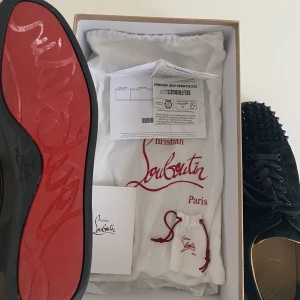 Christian Louboutin - Säljer nu mina Christian Louboutins. Skorna är självklart äkta och köpta på Selfridges i London.Skicket på skorna är  7/10 eftersom det är ett litet håll på skorna se sista bilden utöver det är dem i jätte fint skick! Nypris 8500 Mitt pris kan diskuteras!