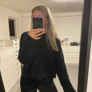 Ny stickad tröja❕ - Helt ny stickad tröja med lappar kvar!! Från Bikbok, storlek xs men passar även en small. Superfin med öppen detalj i ryggen 💞Nypris 499kr