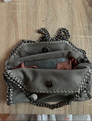 Stella väska  - Lägger upp igen!!! Säljer nu min fina Stella väska i modellen mini. Den är väl använd vilket man kan se på kedjan då färgen försvunnit lite