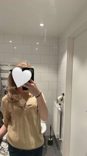 Guldglittrig topp - Säljer denna fina glittriga toppen pga att den ont ekonomer till användning, pris kan diskuteras💗