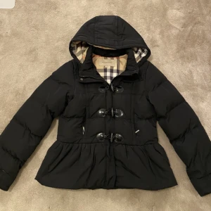 BURBERRY Vinter jacka - Tjena, nu säljs en Burberry vinter jacka. Nyskick.  Barn storlek 