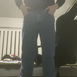 Byxor - Köpt på carlings för 750kr. Mannen på bilden är cirka 183cm och 74 kg