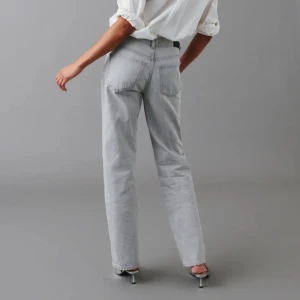 Low straight jeans ginatricot  - Säljer dessa superpopulära jenasen från Gina! Storlek 36 (regular), sparsamt använda perfekt längd på mig som är 170cm 💞