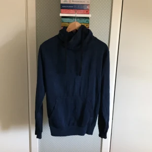 hoodie - Säljer min fina marinblå hooddie i storleken M. Den har en tjock och fin krage.