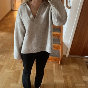 Stickad tröja - Beige stickad tröja med krage som ej kommer till användning. Ganska använd men inga defekter!🫶🏻