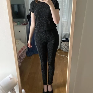 Svart klänning - En jätte fin svart byxdress i svart med glitter, perfekt till ny år 💕 Inga skador eller liknande 🫶den har storlek 158-164 men passar på mig med s