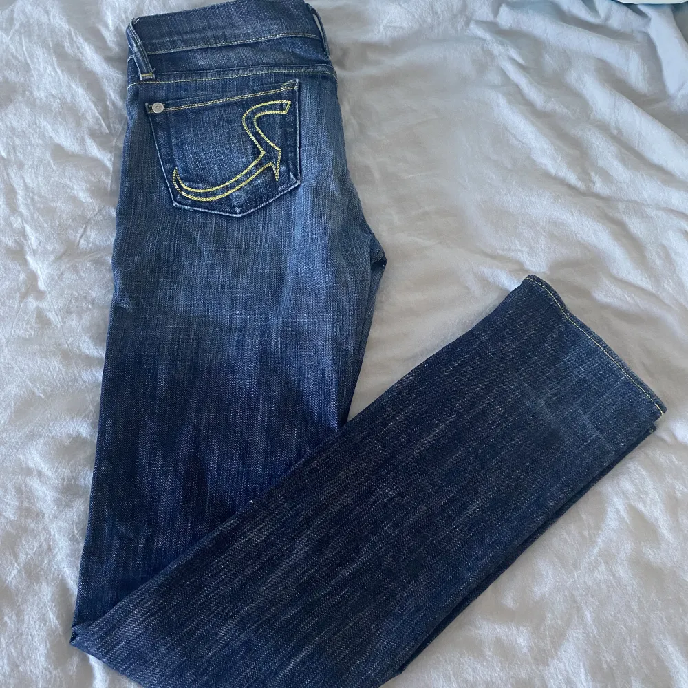 Säljer dessa snygga lågmidjade jeans då de tyvärr blivit för små för mig. Har bilder hur de sitter på så det är bara att kontakta!☺️ midjemått 85cm runt och innerbenslängd 90cm. Jeans & Byxor.