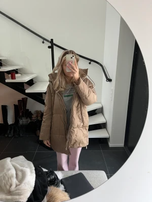 vinterjacka - Säljer min fina vinterjacka då jag har för många. Priset går att diskuteras vid snabb affär! 🤗 Jackan är beige/brun i färgen och har en dragkedja på sidan som går att dra upp om man vill ha en slits på sidan. Nypris:1000kr