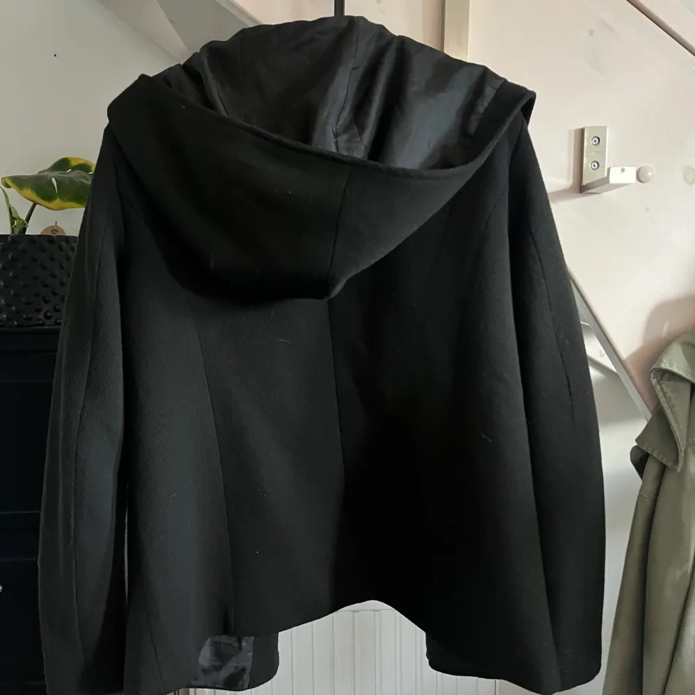En kortare variant av kappa från ONLY. Jättefin men kommer tyvärr inte till användning längre. Nypris ca 400kr 💕Är storlek M men passar även S. Jackor.