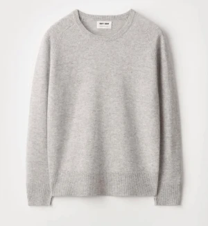 Soft Goat tröja - 🚨INTRESSEKOLL🚨på min gråa soft goat tröja som inte sälja längre! Den är så fin och använd sparsamt. Super bra skick! Strl L men passar även S-M beorende på passform.❤️❤️❤️