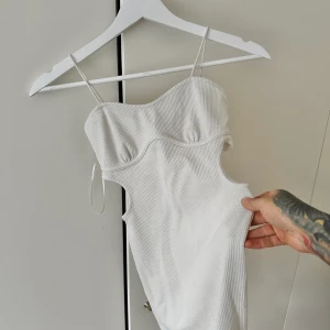 Kort vit klänning  - Short white dress 