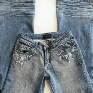 Lågmidjade bootcut jeans med sjukt coola detaljer. Prislapp kvar men tyvärr har bältesöglorna gått upp (syns på sista bilden) ❣️
