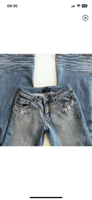 Lågmidjade bootcut jeans - Lågmidjade bootcut jeans med sjukt coola detaljer. Prislapp kvar men tyvärr har bältesöglorna gått upp (syns på sista bilden) ❣️