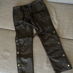 Byxor från mnml - Säljer ett par byxor från mnml USA i storlek 32. Använda ett fåtal tillfällen. Andra bilden finns för att visa hur de sitter. 