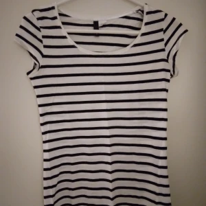 Randig kortärmad topp. Bomull. 32 / XS.  - Randig kortärmad topp. Bomull. 32 / XS.  Ok skick, inga hål etc.
