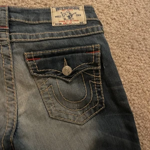 True religion jeans boot cut - Super fina true religion jeans, fråga helst inte om bilder med byxorna på eftersom dom ej passar, pris kan diskuteras.