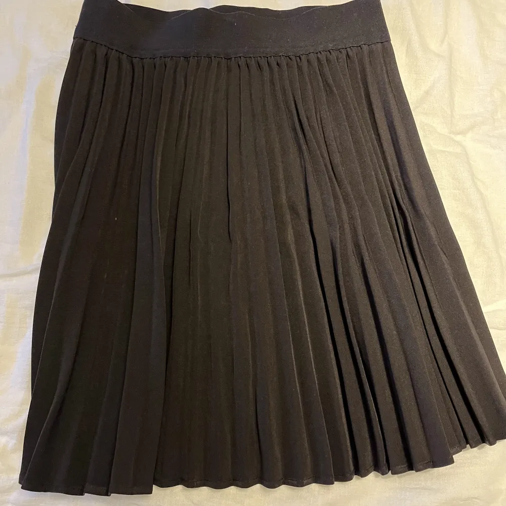 Svart plisserad kjol från Gina i stl S! Helt ny.  ❗️paketpris vid fler köp av mig❗️. Kjolar.