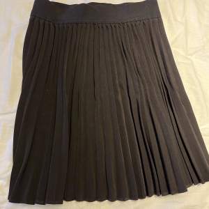 Svart plisserad kjol från Gina i stl S! Helt ny.  ❗️paketpris vid fler köp av mig❗️