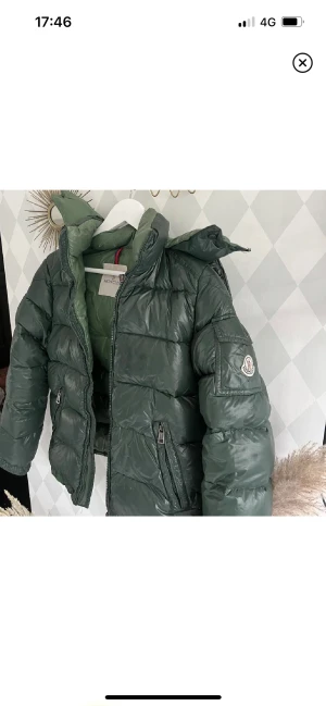 Moncler jacka  - En jätre fin Moncler jacka som jag köpte här på Plick. Den passar någon i st xs/s💞 i bra skick, enda felet är att dragkedjan ej fungerar men är lätt att fixa💞 bara att skriva om frågor