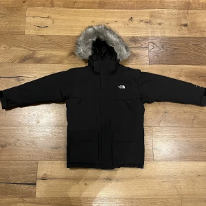 North Face vinterjacka *barn* - North face vinterjacka i storlek M för barn i 10-12 års ålder enligt lapparna i jackan. Jacka är i väldigt fint skick. Kan möjligtvis vara lite dammig då den har varit i en garderob i ett antal år.