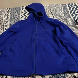 Hugo boss tröja - En blå Hugo boss tröja väldigt snygg och skön inte så gammal säljer den pågrund av storleken. Köpt för 2000