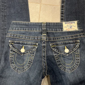 Lågmifjade true religion jeans  - Lågmidjade true religion i rak modell , tyvärr för små för mig så kan inte visa på. Midjemått 34 cm, innerbenslängd 67 cm