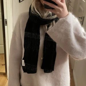 Svart halsduk från Gant i nyskick - Nyskick! Så bra kvalitet! Nypris är 750kr. Den är lång och helsvart. Superskön och har inga slitningar eller defekter. Onesize och unisex.