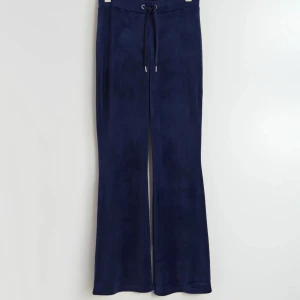 Velour trouers  - Skön byxa passar inte längre önskar att de va fortfarande på min storlek men de är väldigt bra och skön byxan storlek står att det är xxs men nej den e stor cirka S storlek så denna byxan räknas som S vet de konstigt men de sant. Ordinarie pris: 300kr❤️❤️