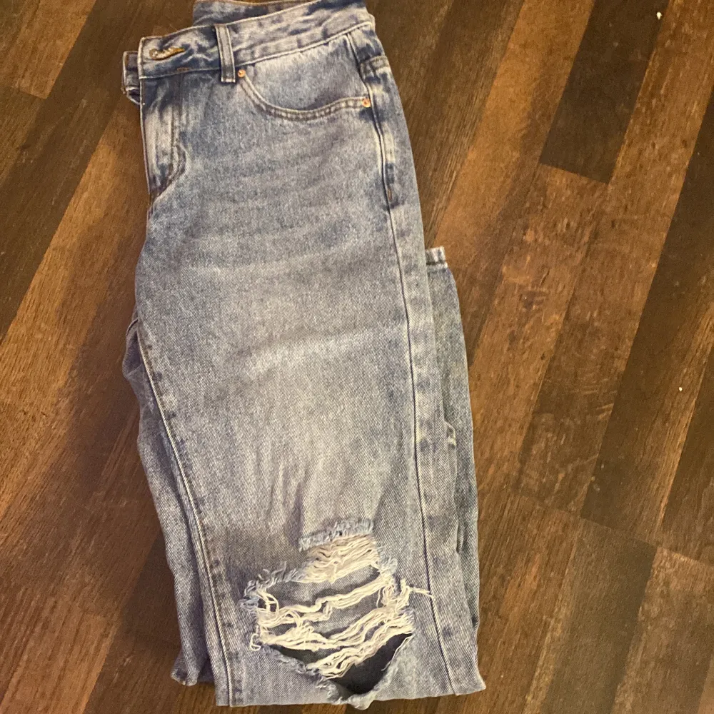 Medium lågmidjade jeans med hål på knäna😍💕 storlek 34/xs och är lite utsvängda längst ner med boothcut . Jeans & Byxor.