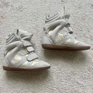Vita / grå - beigea Isabel marant skor i storlek 37! Skorna är i nyskick förutom en liten rivning på den vänstra skon, ses på sista bilden - annars helt nya. Kan mötas i stockholm eller frakta, tryck gärna köp nu⭐️⭐️