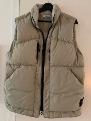 Stone Island väst stlk M - Inköpt förra julen på NK (tyvärr inget kvitto kvar). Använd ett fåtal gånger-som ny! Nypris 8.000 kr 