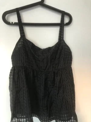 Linne - Linne från zara med en liten knytning i bak Köparen står för frakten Använd 3-4 gånger