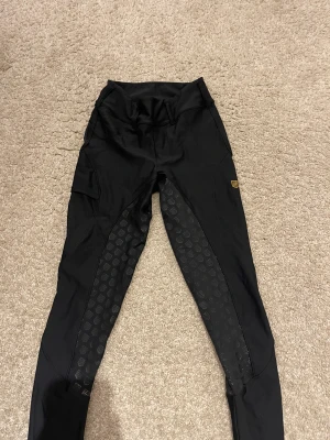 Mayadelorez ridbyxor (zia prefoormance breeches)  - Ny pris: 1299kr Bra skick, inga hål eller trasiga.  Du får stå för frakten!