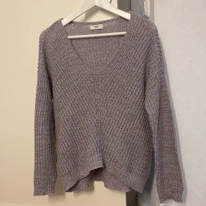 Lila stickad tröja  - Supersöt stickad tröja, använda fåtal gånger 